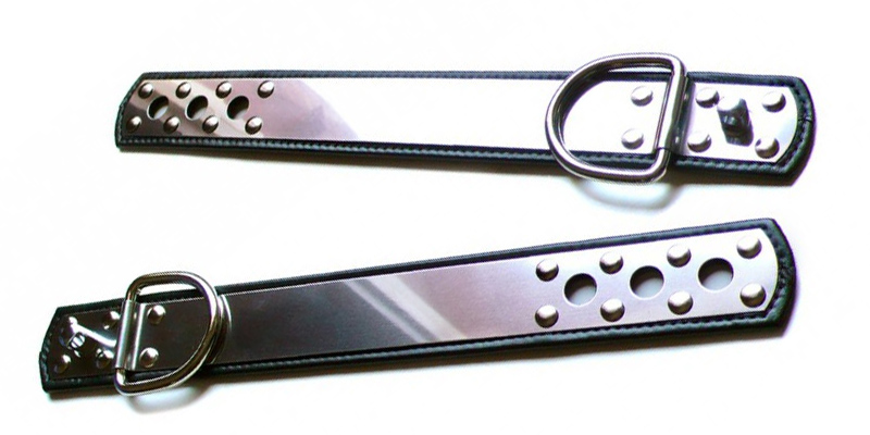 Leder/Stahl Hand- und Fußfesseln von The Stockroom
